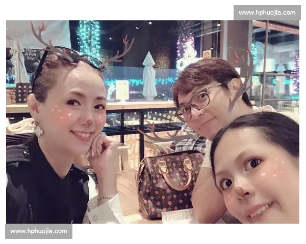 李明携子亮相世俱杯！高颜值父子同框引热议