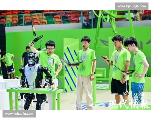 机器人足球赛连环翻车，担架员成意外主角